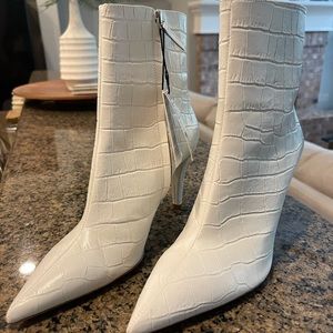 Zara white snakeskin booties. NWT. Size 40 US 9